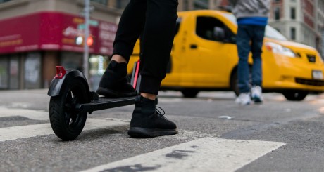 uno scooter eléctrico en la ciudad