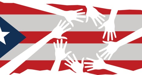 A bandera de Puerto Rico con varias manos pasando sobre ella.