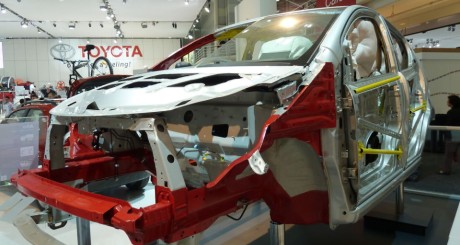 un coche parcialmente construido en una fábrica de automóviles