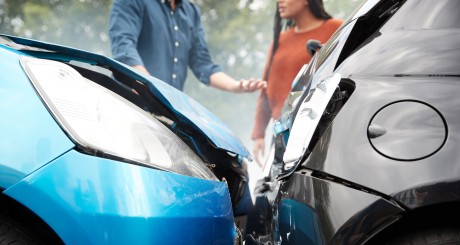 dos personas discutiendo después de un accidente