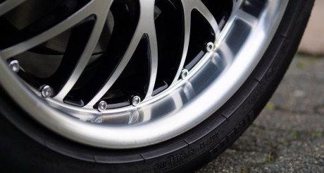 an image of a automotive wheel