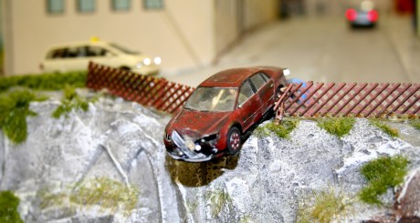 un coche de juguete en un choque simulado