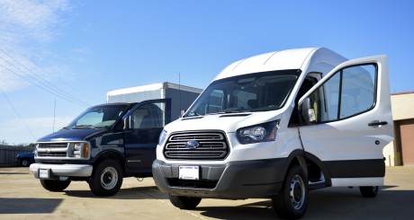 dos furgonetas comerciales en un estacionamiento