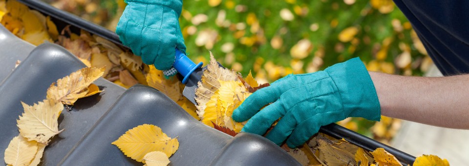 cleaning gutter