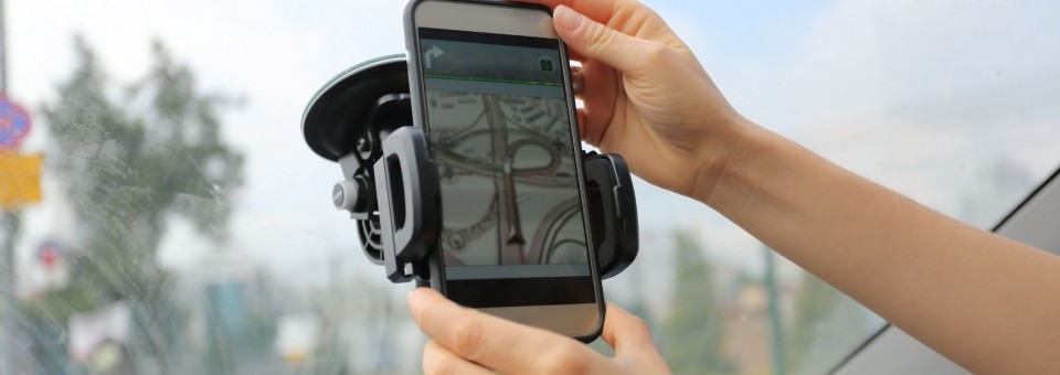 driving app on mounted phone driving app on phone