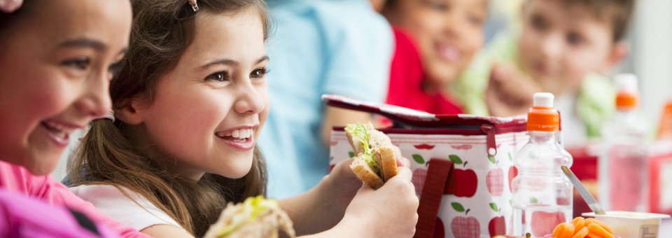 Girls Eating Packed School Lunch girls_eating_lunch_school